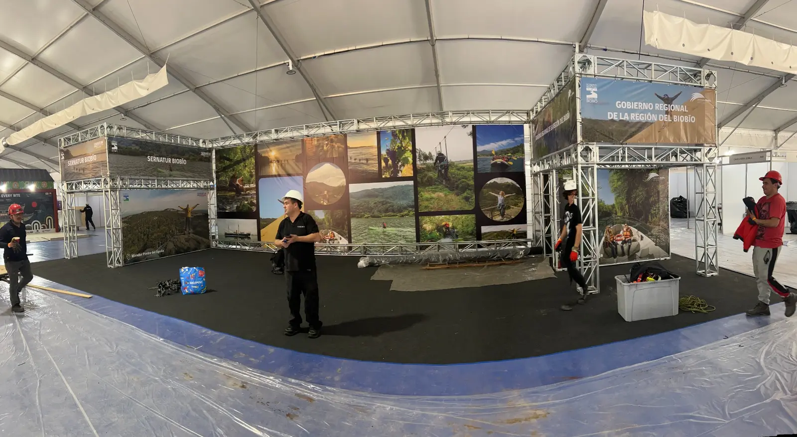 Vista interior del stand SERNATUR Biobío en Espacio Riesco