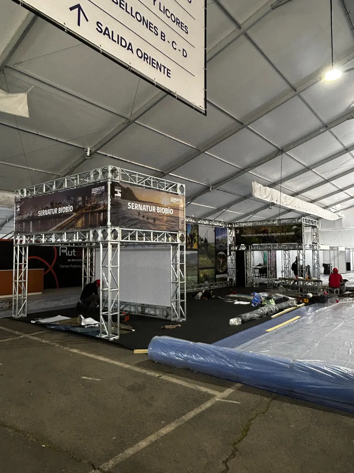 Proceso de instalación de gráficas del stand SERNATUR Biobío