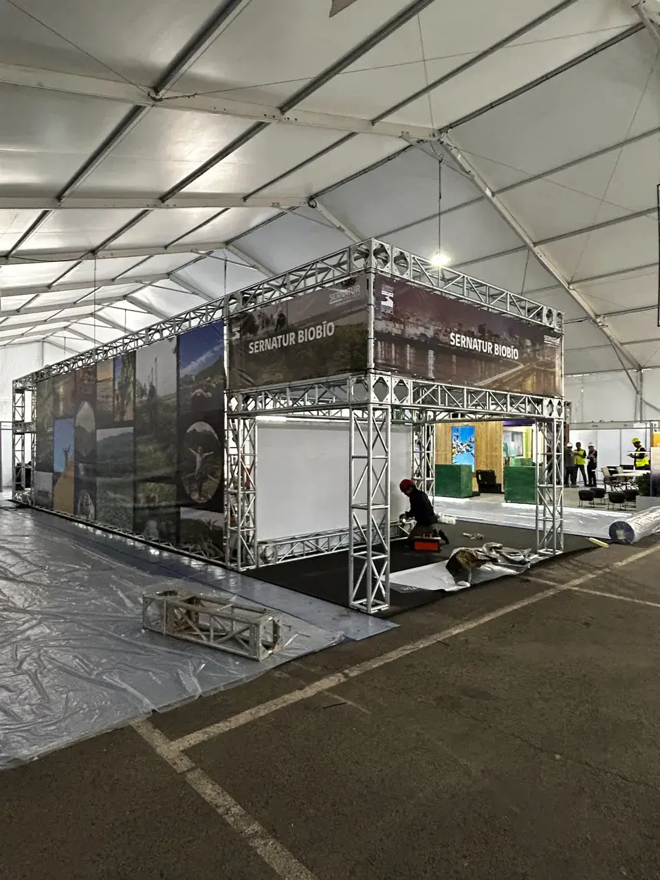 Montaje de estructura Truss para SERNATUR Biobío en Espacio Riesco