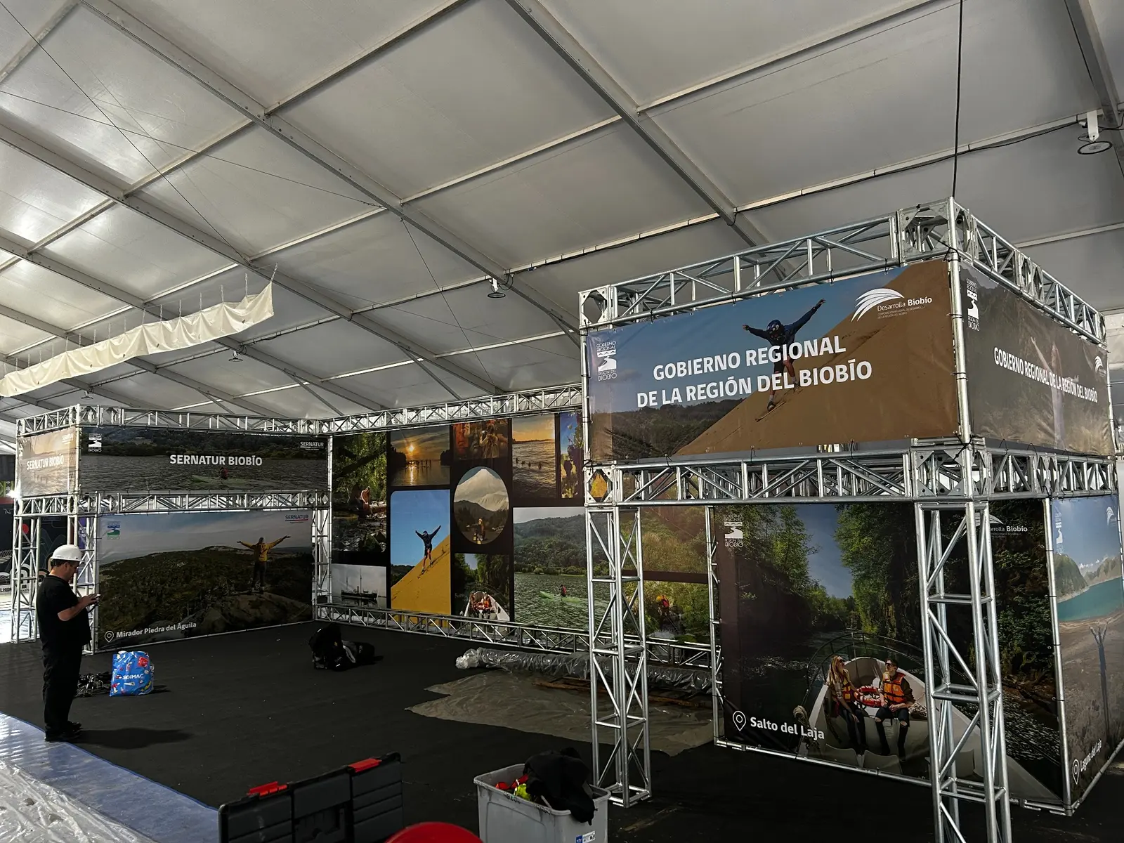 Estructura Truss de aproximadamente cinco metros de altura para SERNATUR Biobío