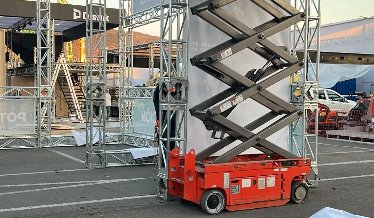 Montaje de estructura Truss para Makita en Expomin 2025
