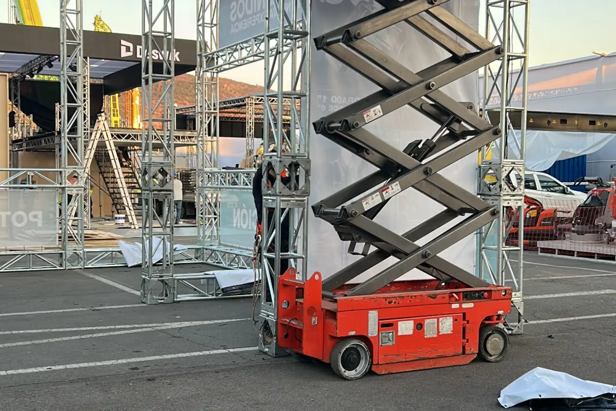Equipo PRAVUS montando una estructura Truss en un evento