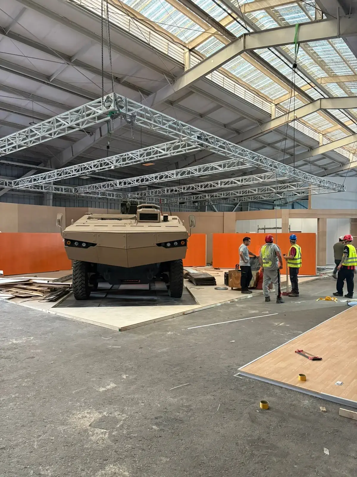 Implementación de parrilla Truss para el stand Hanwha en FIDAE 2026