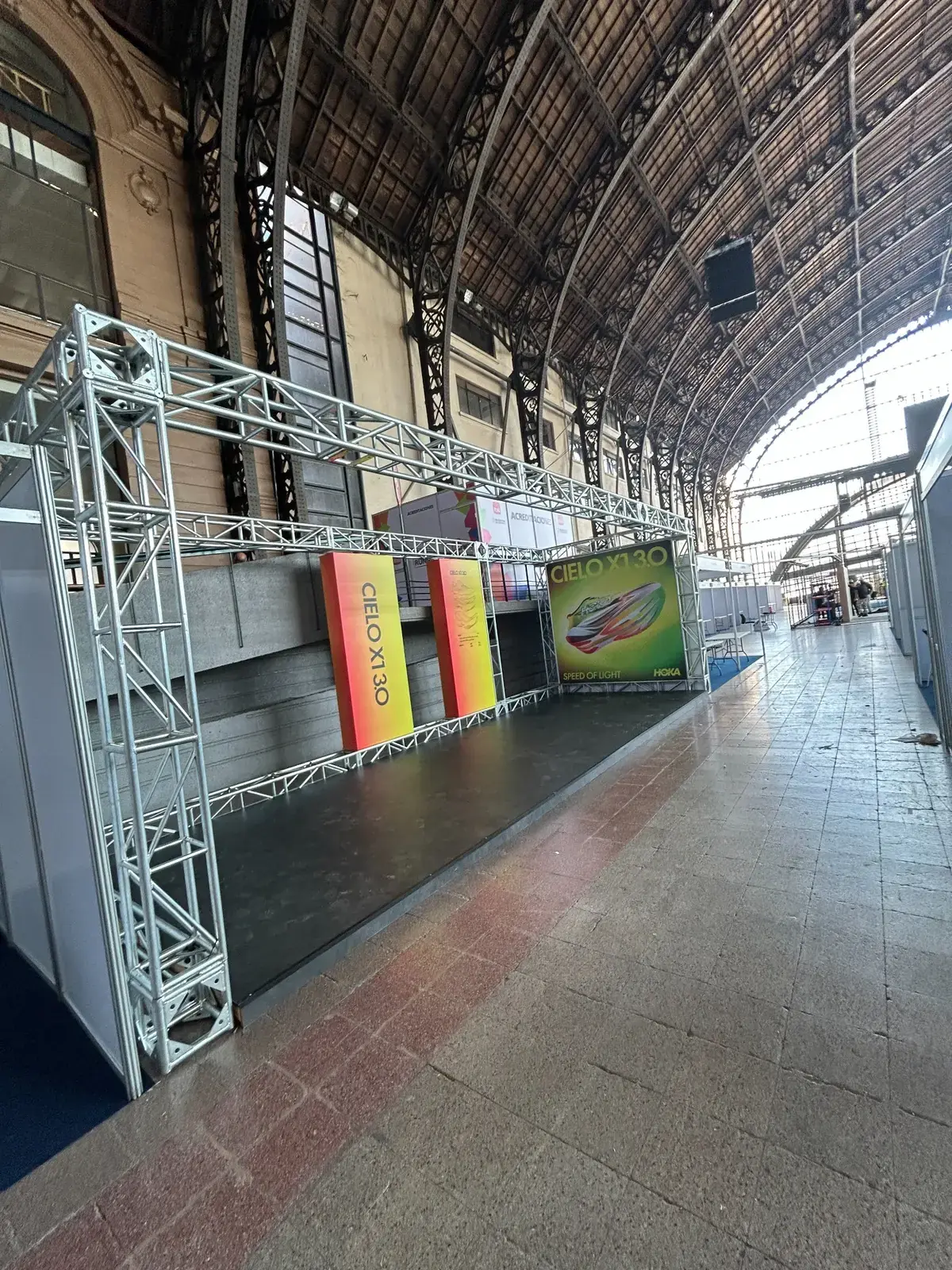 Estructura, piso y gráficas del stand HOKA en la Maratón de Santiago 2026