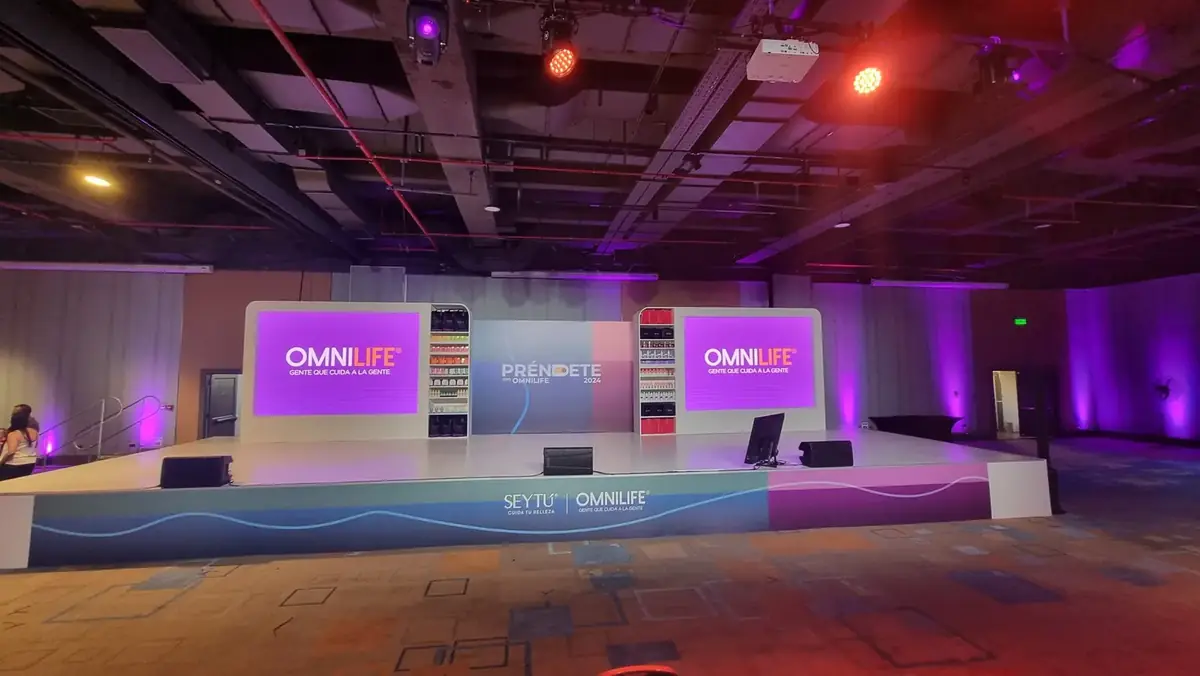 Tarima blanca de doce por cuatro metros para la Convención Omnilife 2024