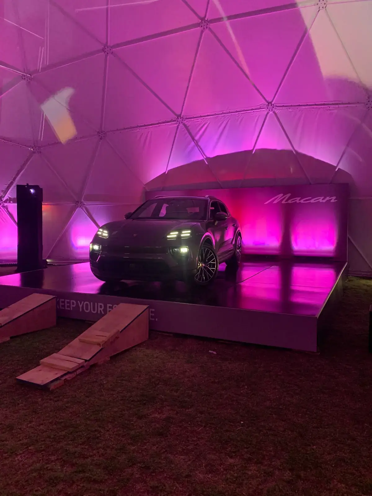 Tarima reforzada para el lanzamiento del Porsche Macan eléctrico