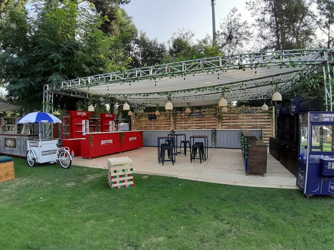 Cubierta Truss exterior para Espacio gastronómico y activación, proyecto realizado por PRAVUS