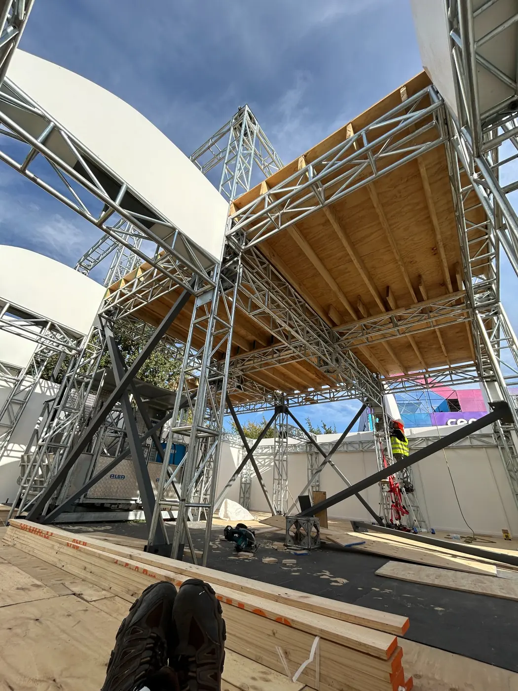 Estructura Truss multinivel para Plataforma y cubierta exterior, proyecto realizado por PRAVUS