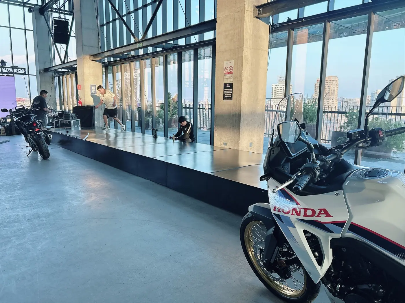 Tarima modular para exhibición para Motocicletas · implementación, proyecto realizado por PRAVUS