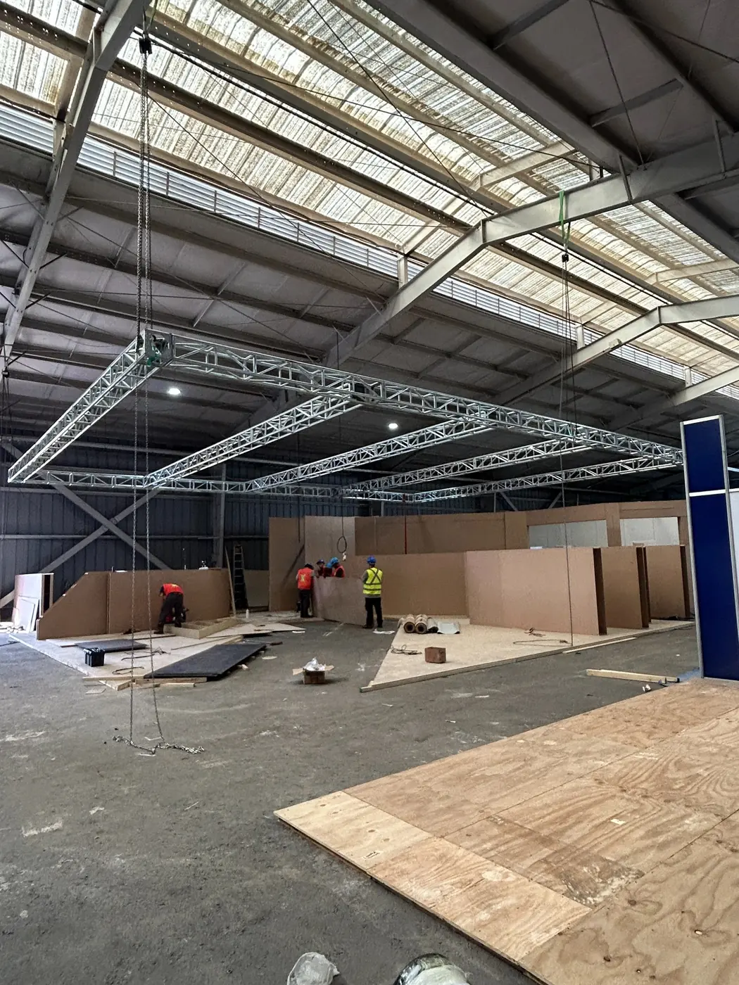 Parrilla Truss suspendida para Montaje de stand ferial, proyecto realizado por PRAVUS