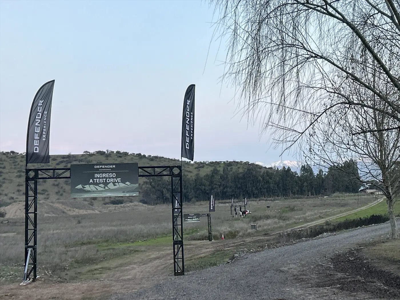 Pórtico Truss de acceso para Defender Experience · Test Drive, proyecto realizado por PRAVUS