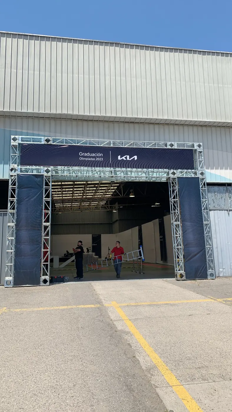 Pórtico Truss corporativo para Graduación Olimpiadas KIA 2023, proyecto realizado por PRAVUS