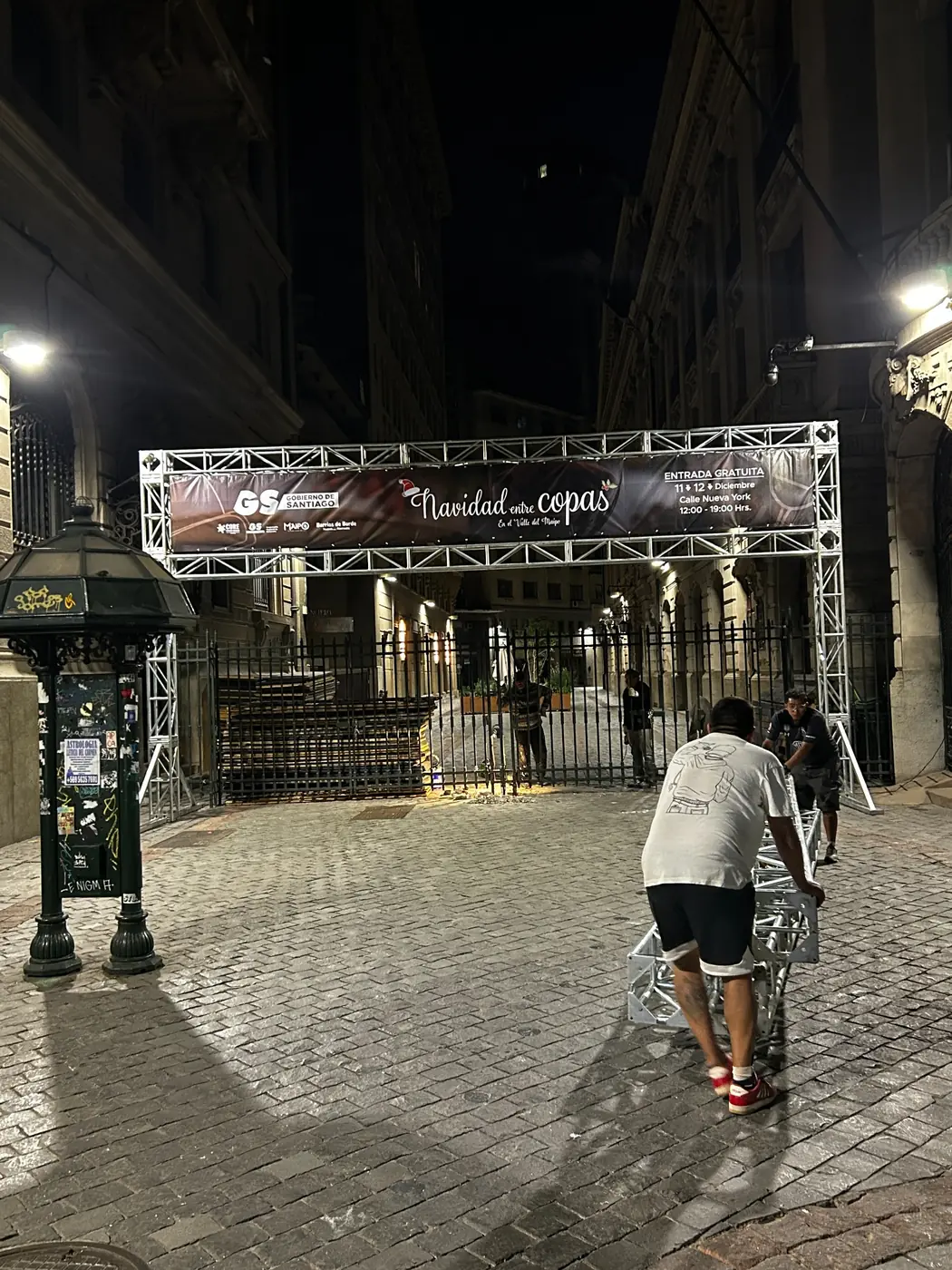 Pórtico Truss de acceso para Navidad entre Copas · Gobierno de Santiago, proyecto realizado por PRAVUS