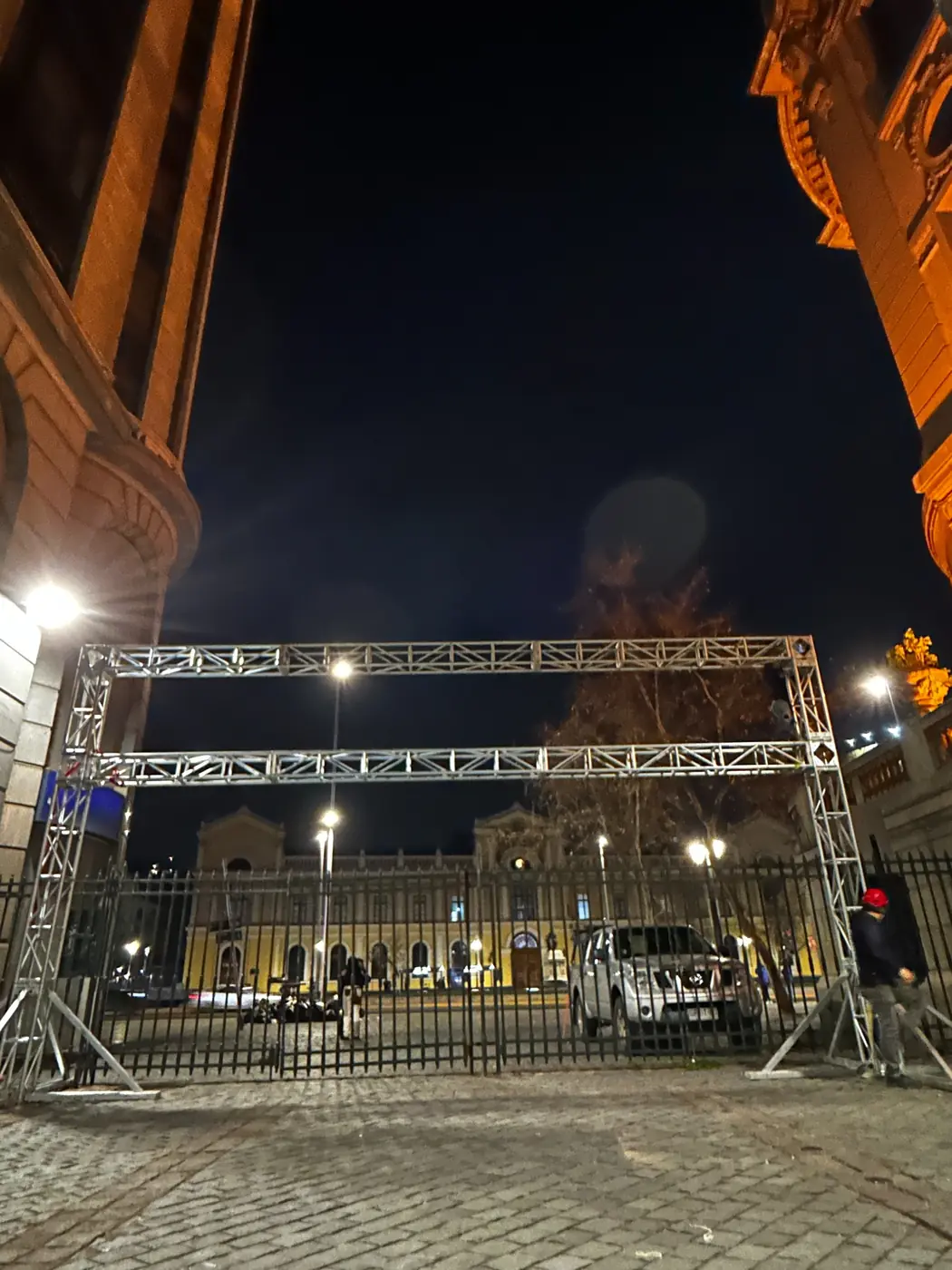 Pórtico Truss urbano para Montaje nocturno, proyecto realizado por PRAVUS