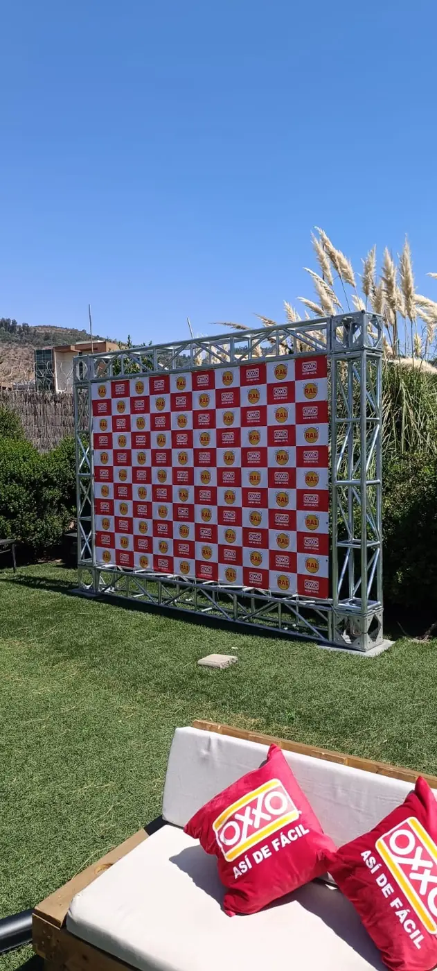 Soporte gráfico en Truss para Activación OXXO, proyecto realizado por PRAVUS