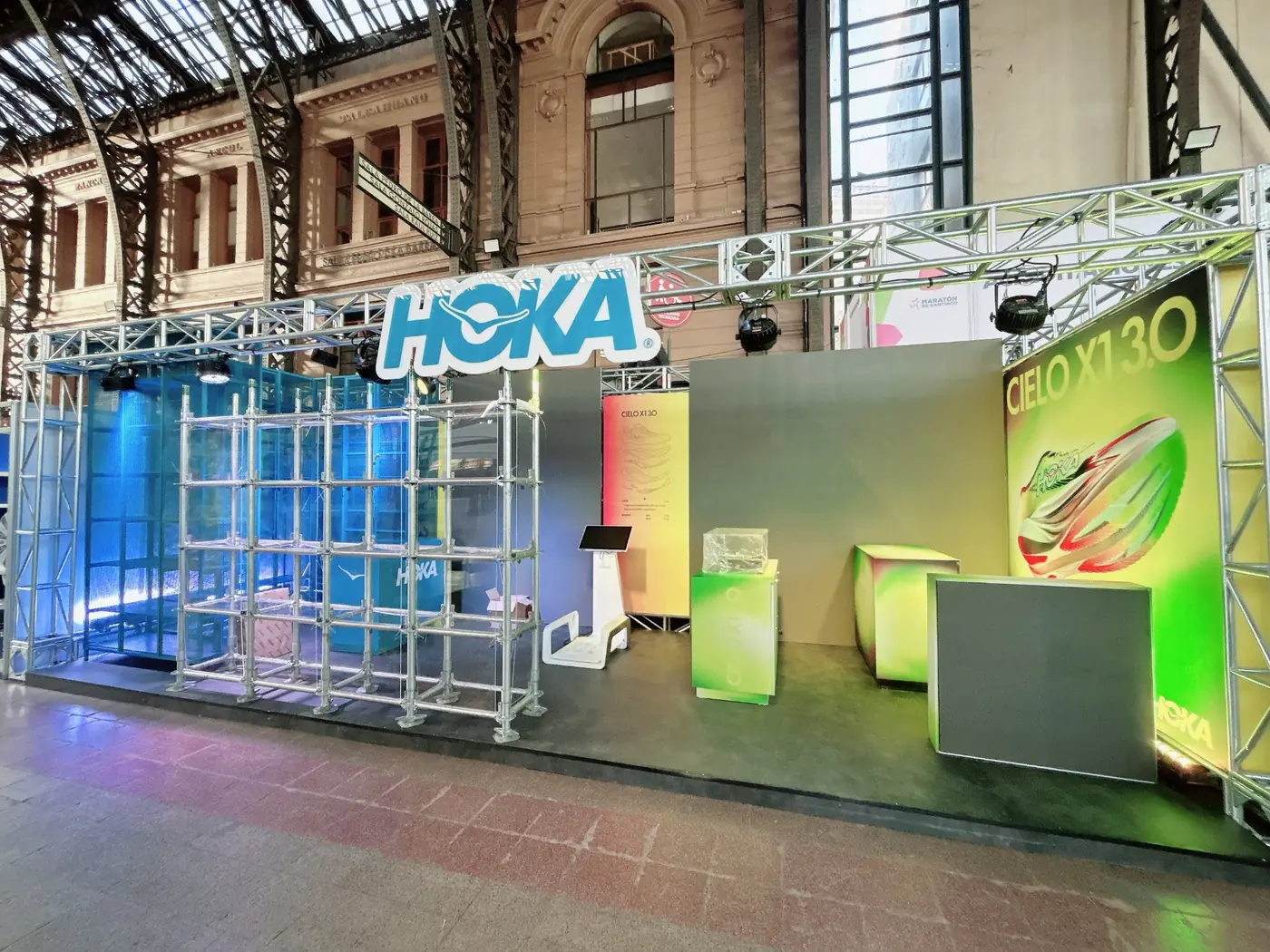 Stand HOKA para Maratón de Santiago 2026 · Santiago, proyecto realizado por PRAVUS