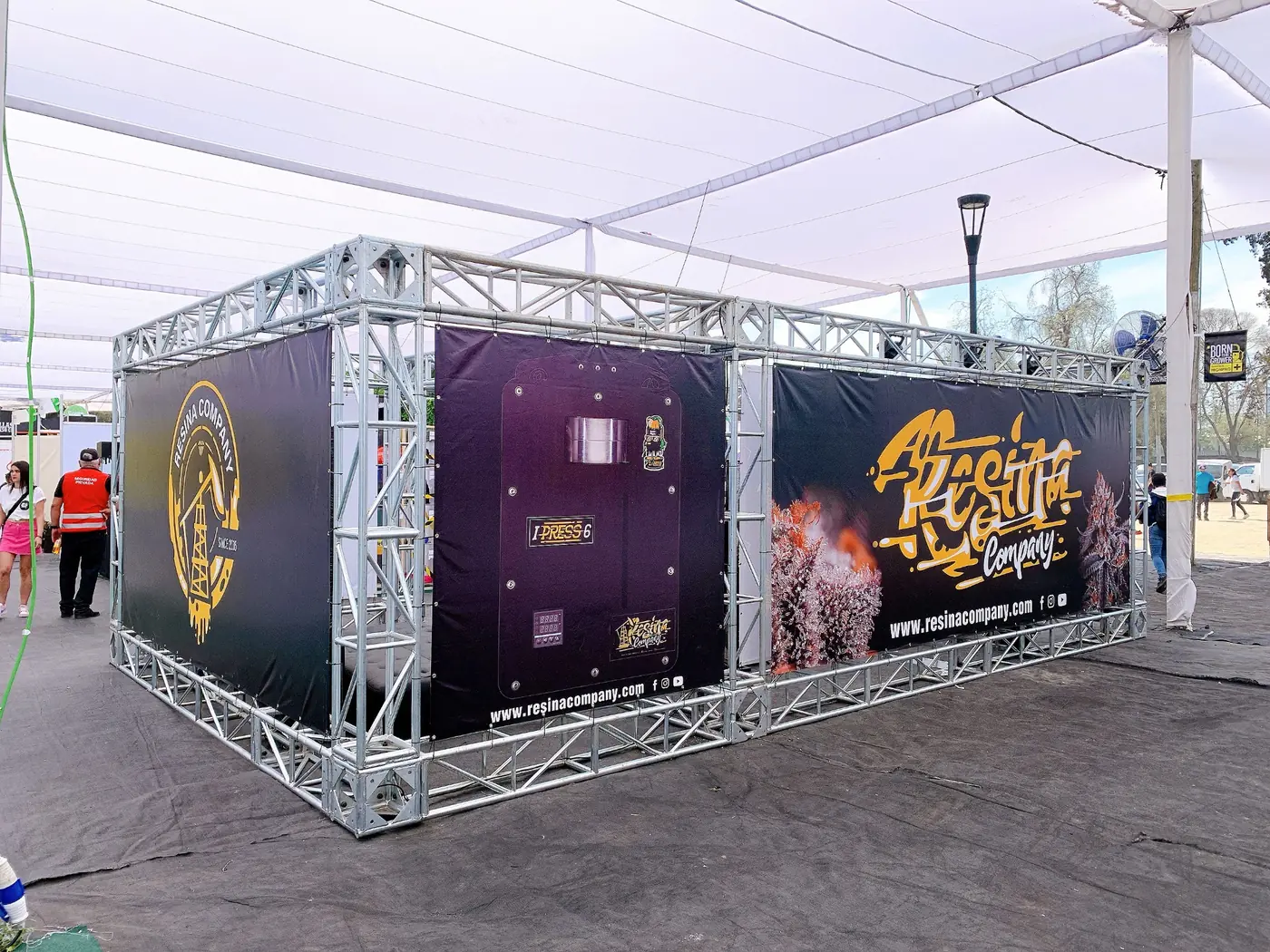 Stand Truss cerrado para Resina Company, proyecto realizado por PRAVUS