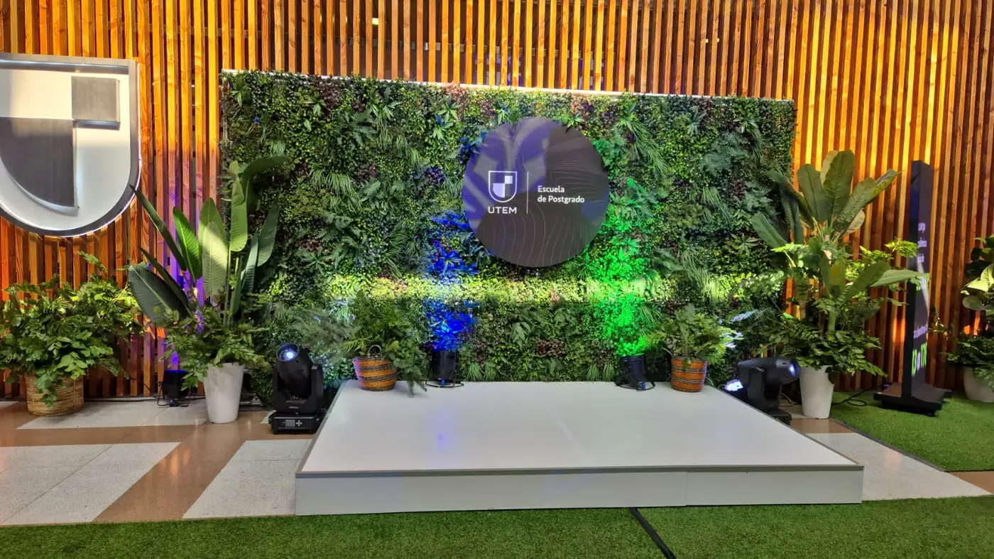 Tarima blanca para Escuela de Postgrado UTEM · 2026, proyecto realizado por PRAVUS