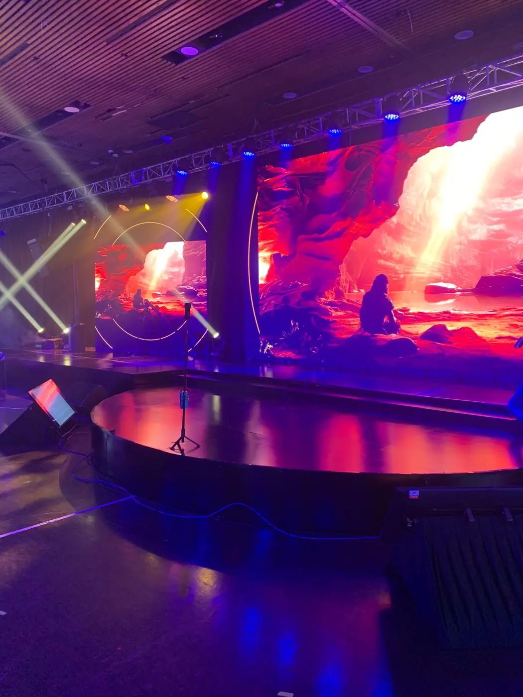 Tarima circular para Escenario para espectáculo en vivo, proyecto realizado por PRAVUS