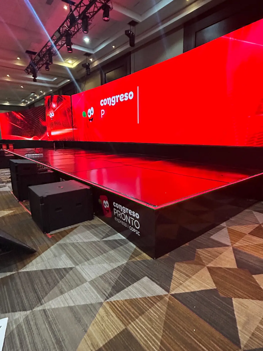 Tarima para congreso para Pronto Express | COPEC, proyecto realizado por PRAVUS