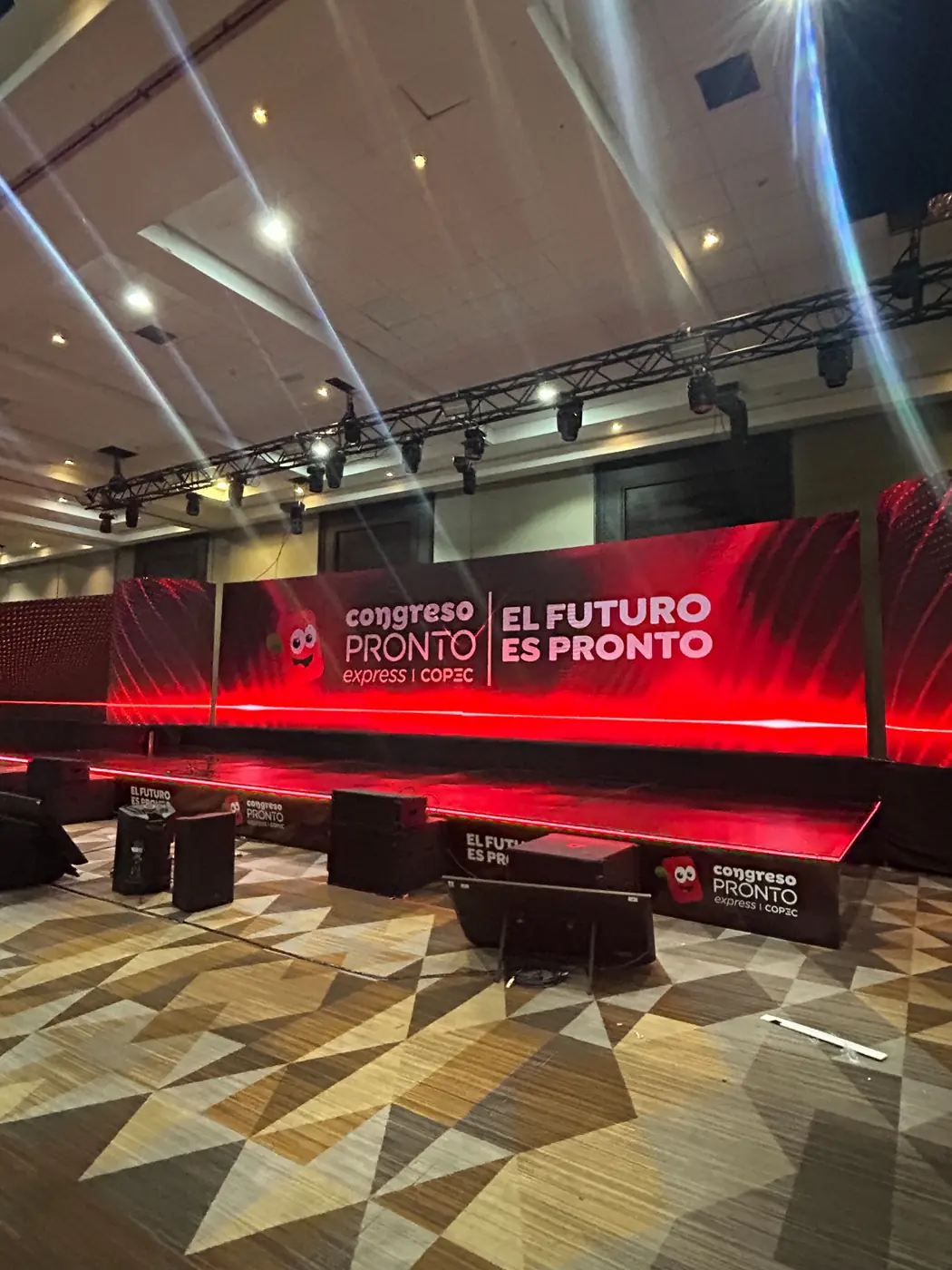 Tarima para congreso para Pronto Express | COPEC, proyecto realizado por PRAVUS