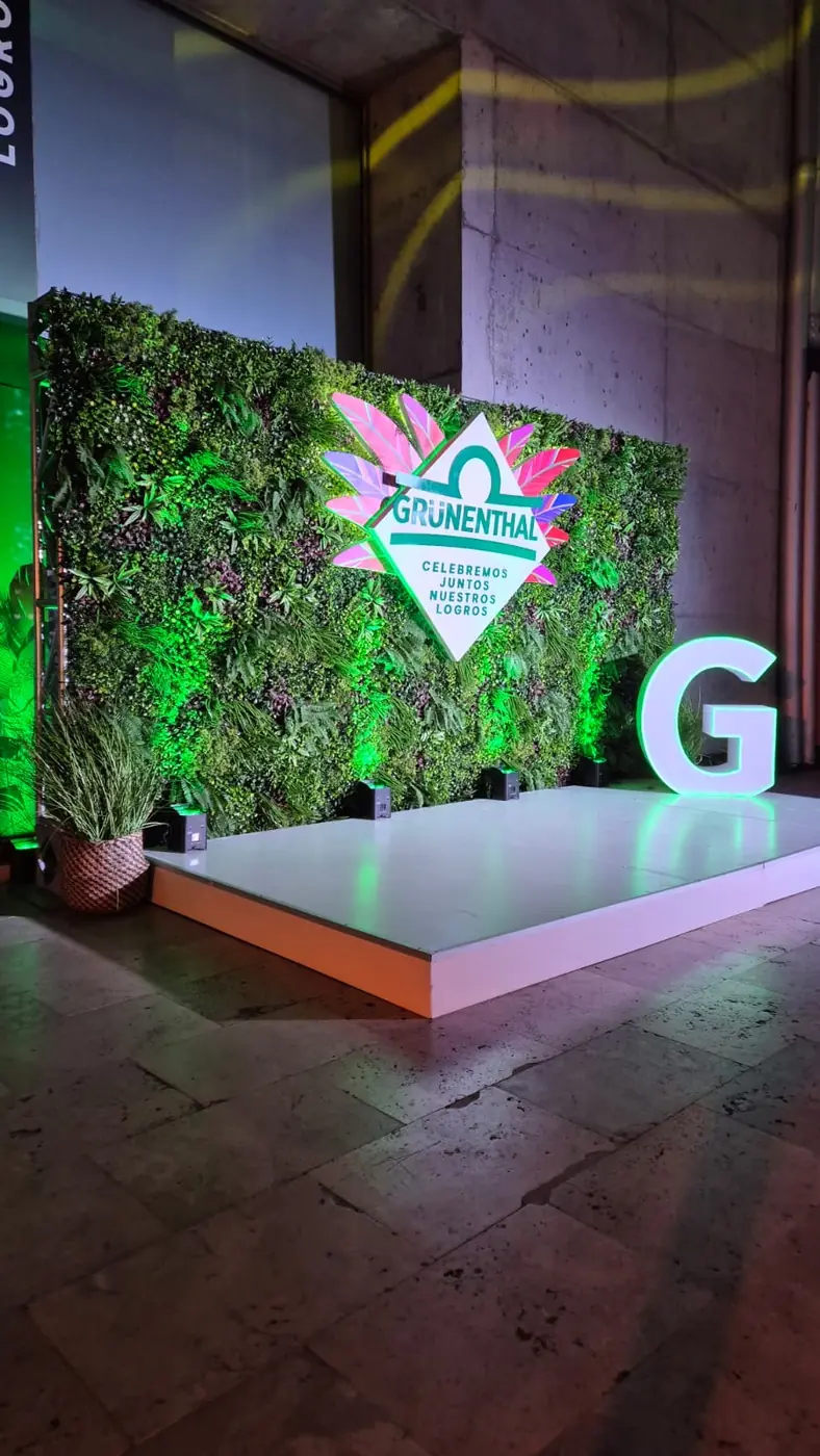Tarima blanca y muro verde para Grünenthal · celebración corporativa, proyecto realizado por PRAVUS