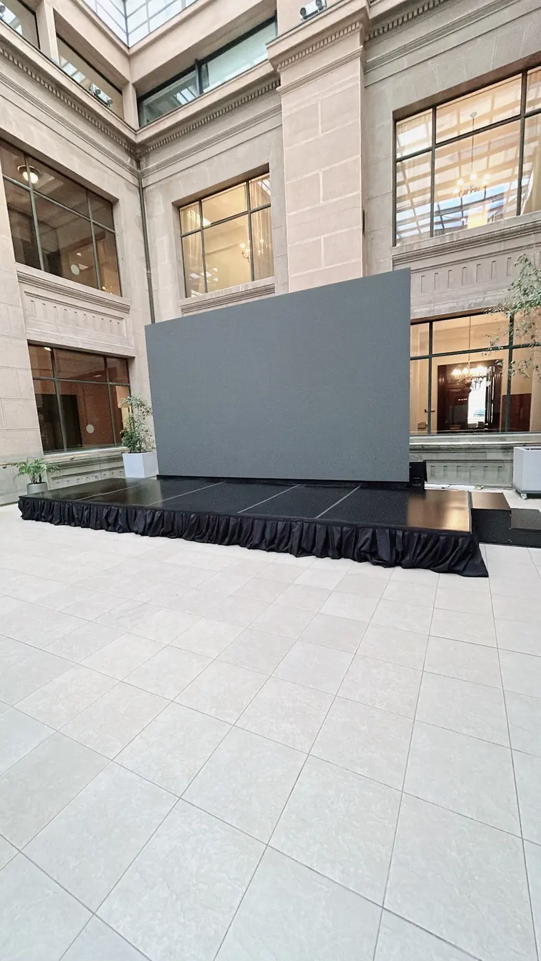 Tarima y pantalla LED para Montaje interior, proyecto realizado por PRAVUS