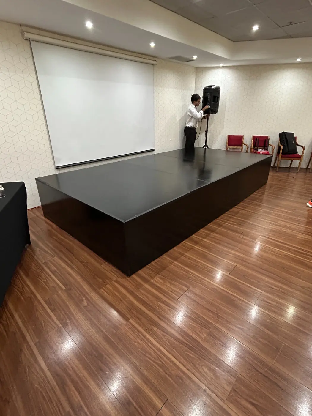 Tarima para presentaciones para Montaje interior, proyecto realizado por PRAVUS