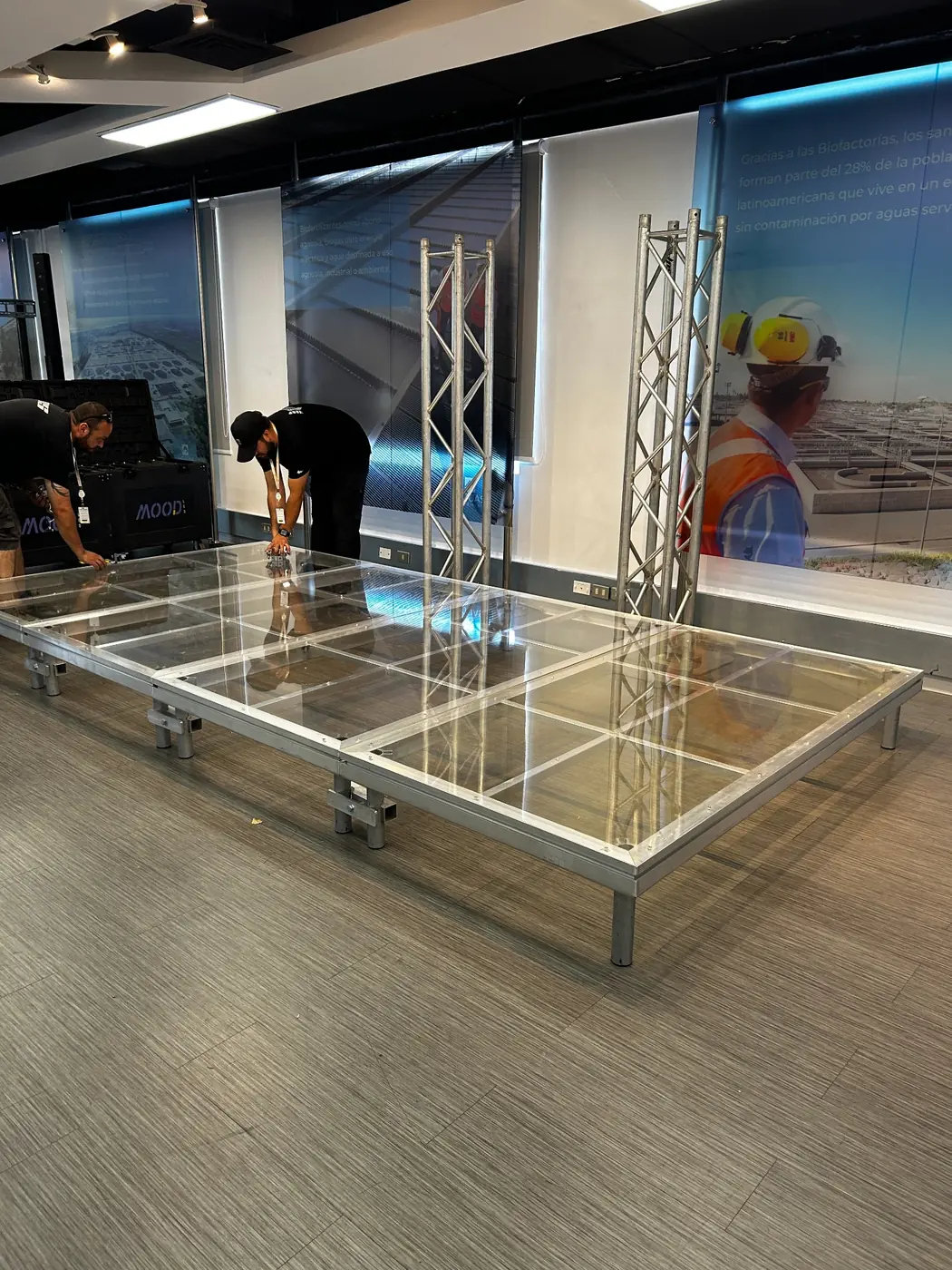 Tarima transparente para Plataforma modular para exhibición, proyecto realizado por PRAVUS