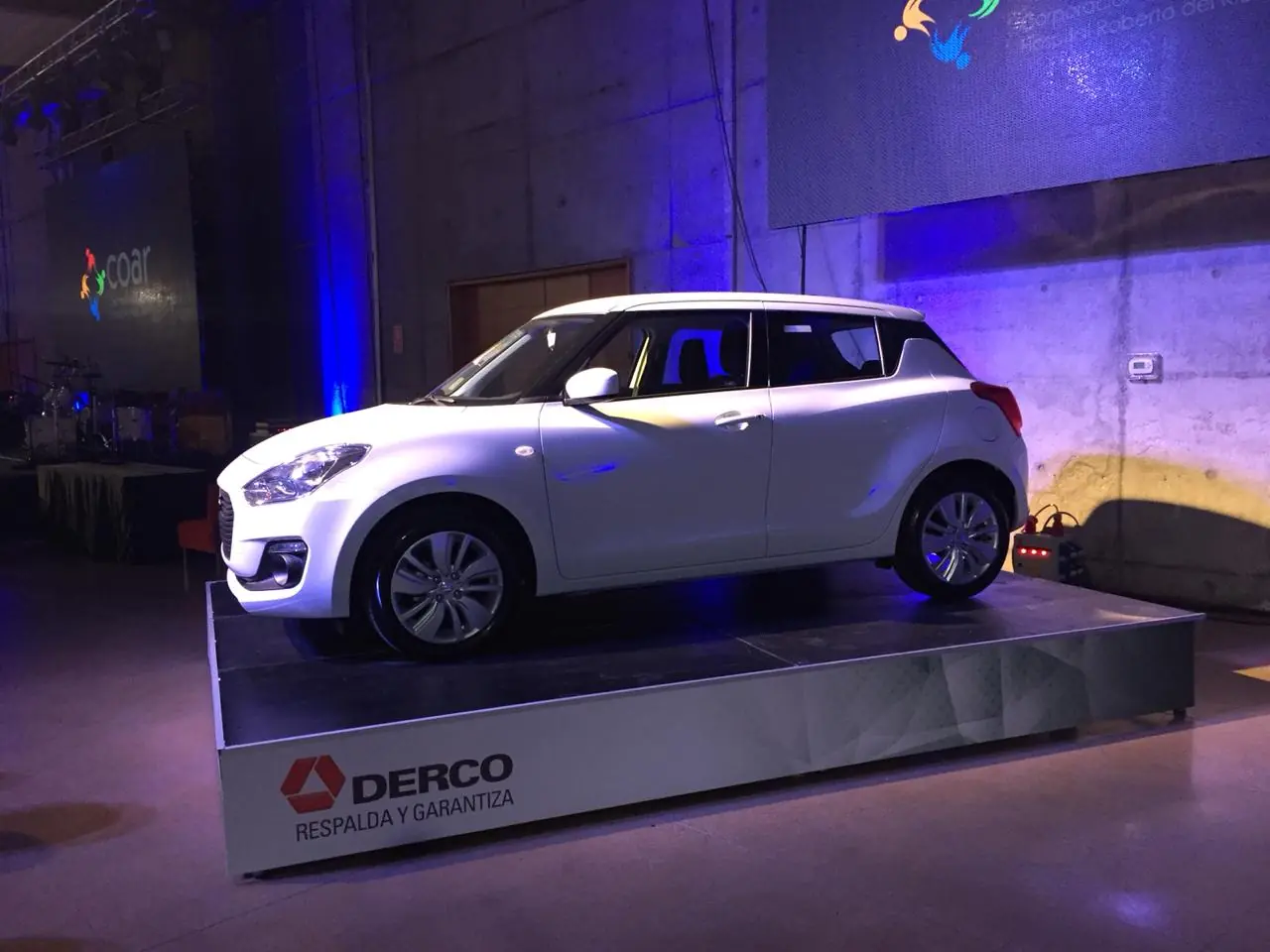 Tarima para exhibición vehicular para DERCO · Suzuki Swift, proyecto realizado por PRAVUS