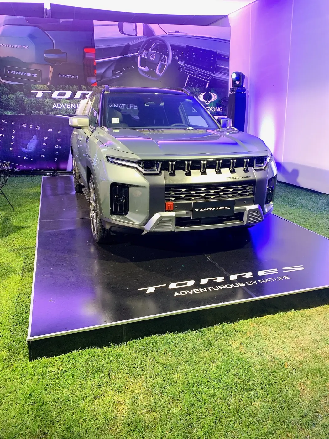 Tarima para exhibición vehicular para SsangYong Torres, proyecto realizado por PRAVUS