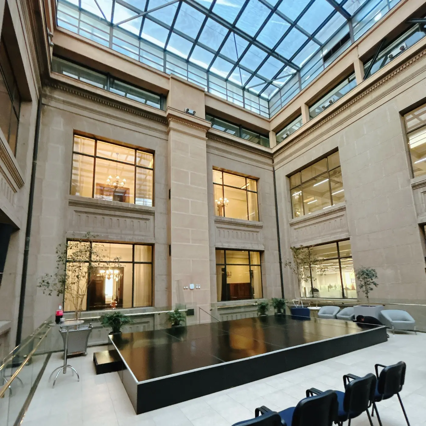 Tarima y escenario modular PRAVUS para un evento corporativo