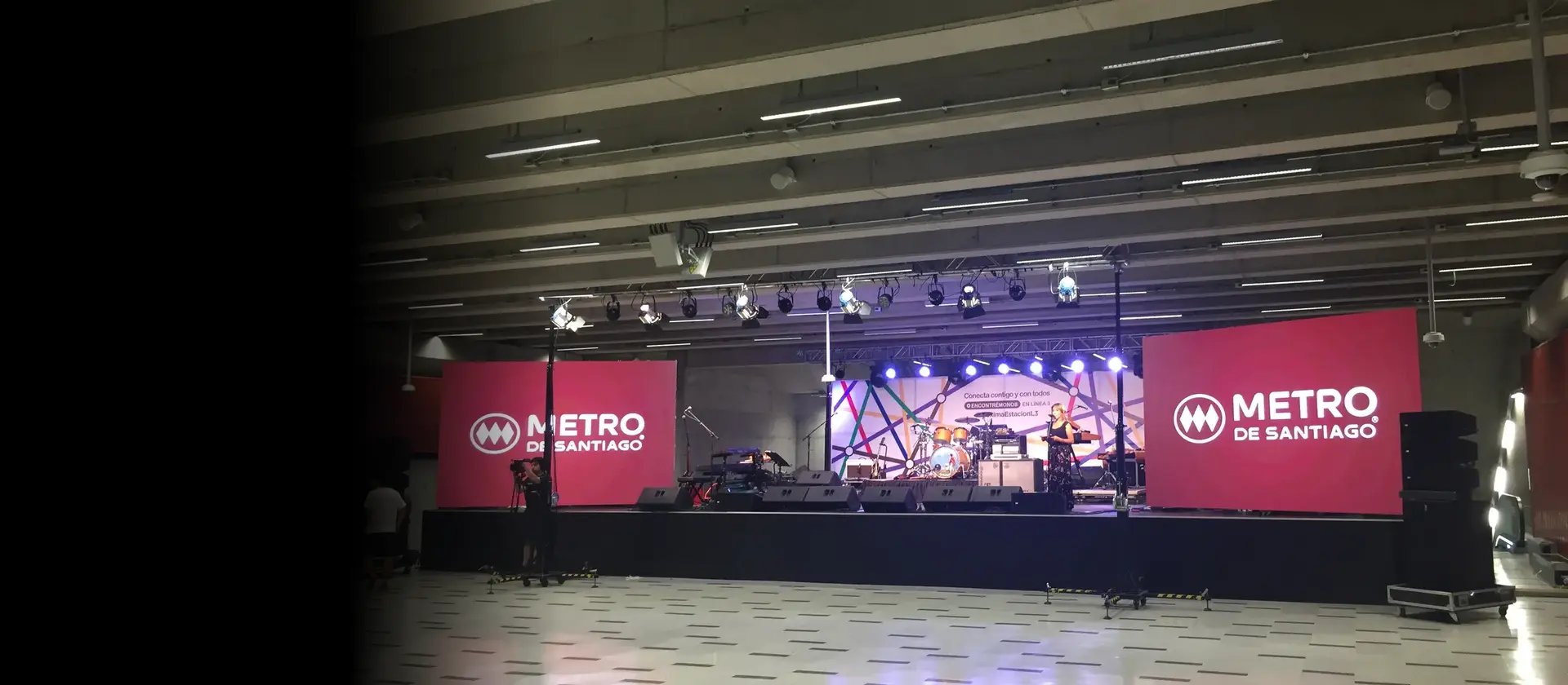 Tarima y escenario profesional para evento de marca