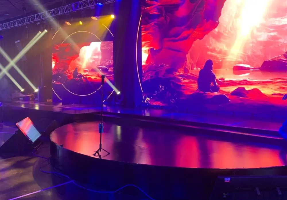 Tarima semicurva para evento corporativo L’Oréal