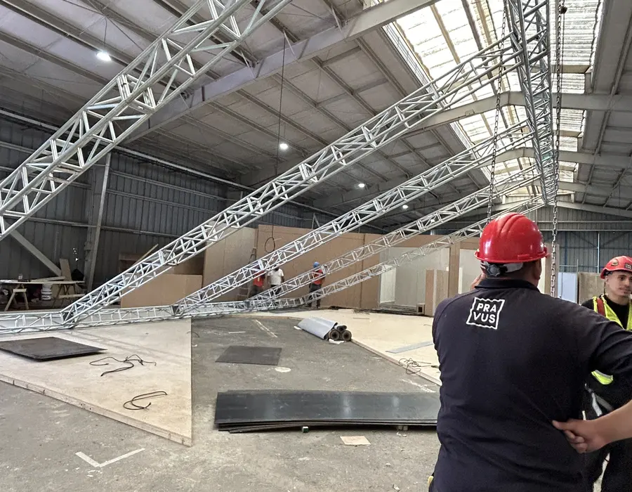 Equipo PRAVUS realizando un montaje profesional