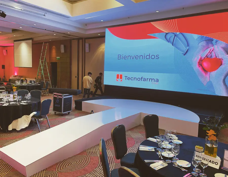 Tarima y escenario para evento corporativo