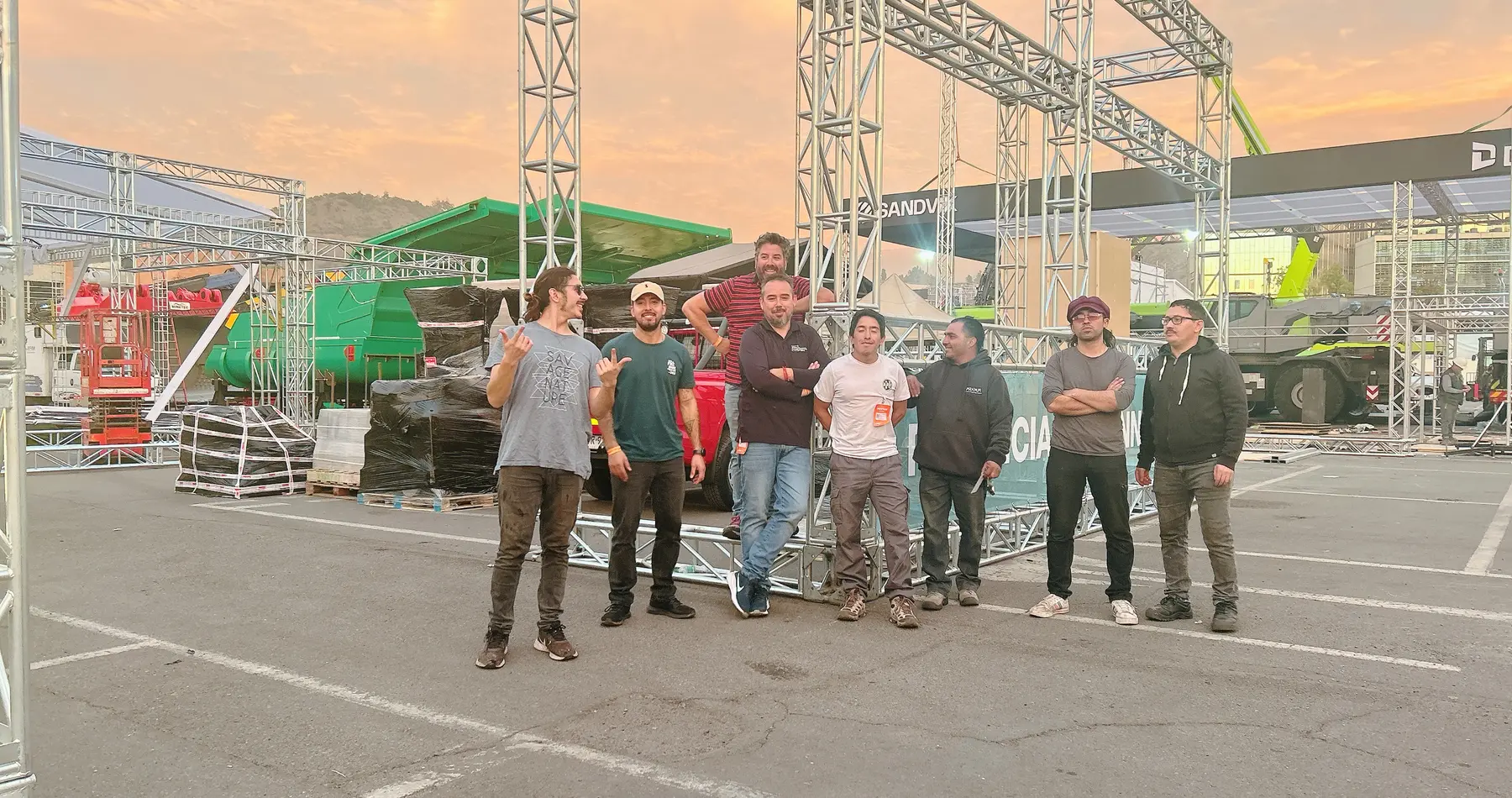Equipo PRAVUS durante el montaje de una estructura truss