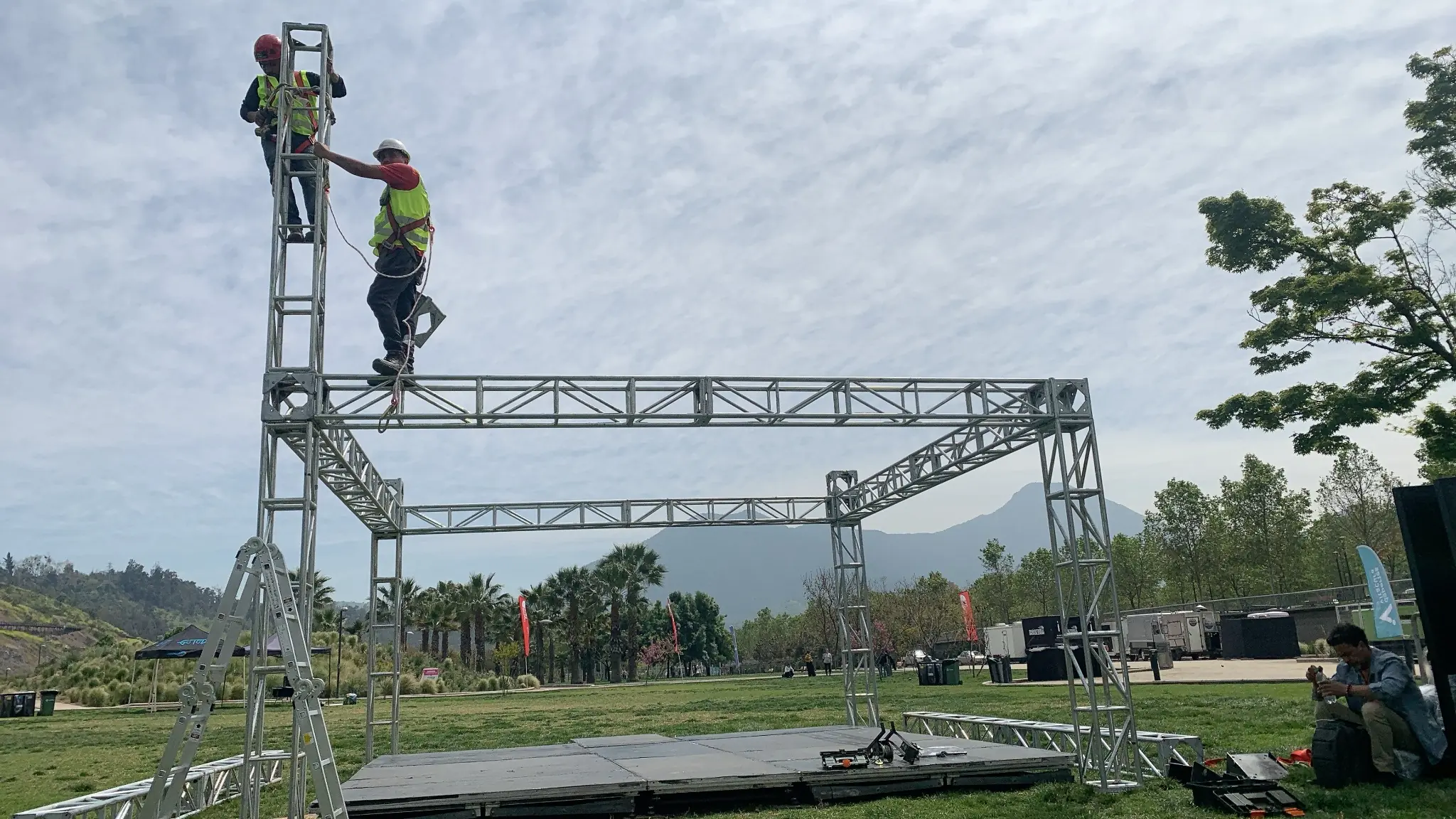 Equipo PRAVUS montando una estructura truss para un evento