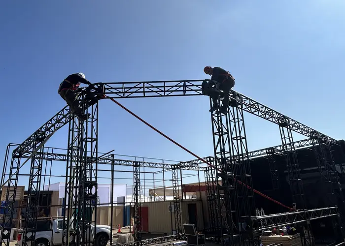 Montaje de estructura truss PRAVUS
